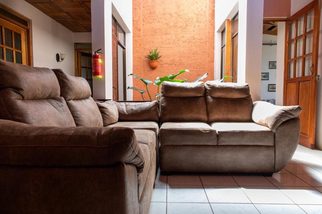 San Ramón Hostel Bouganvilia Bed And Breakfast מראה חיצוני תמונה