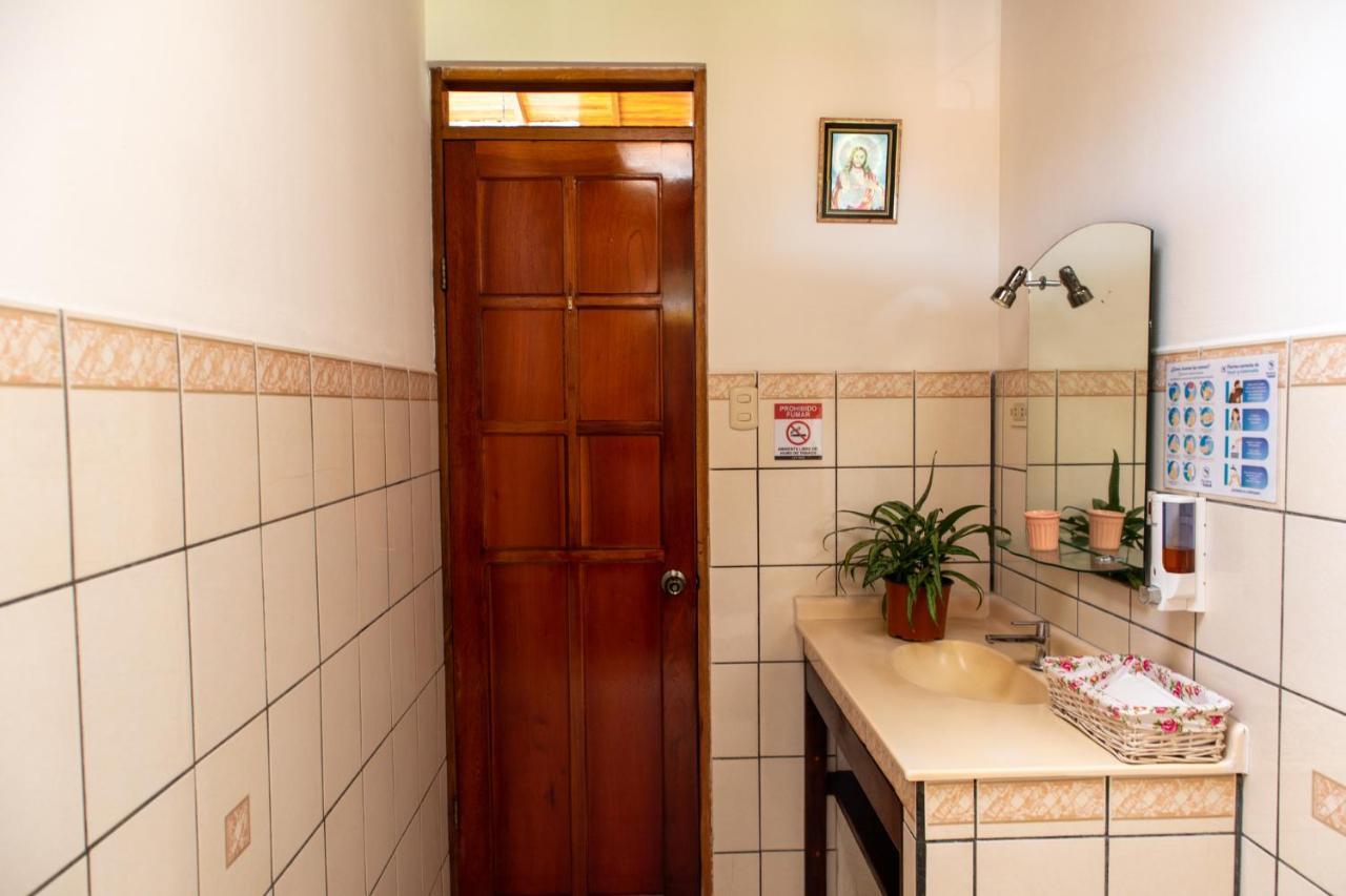 San Ramón Hostel Bouganvilia Bed And Breakfast מראה חיצוני תמונה